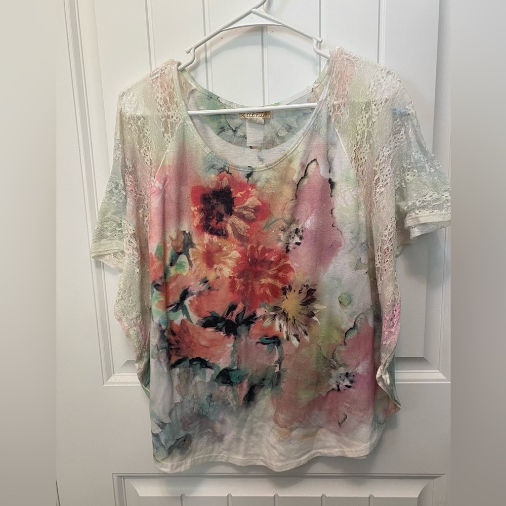 Lavish plus floral top. Size 1X. Bat wing sleeves with Lace detail.